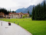 La splendida location dove si trova anche il Centro visite del Parco Tre Cime.