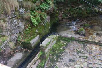 La presa, sul torrente Fiumella che - per il cunicolo - porta l’acqua ai Laghi di Nonio