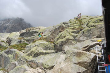 Il breve tratto attrezzato che porta al pianoro sovrastante il rifugio e alla via per le Gd. Jorasses 