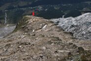 Visto dall’alto lo sperone roccioso su cui si trova il rifugio, indicato dalla freccia