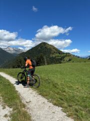 uno sguardo indietro al Monte Farè e più in basso a dx Monte Blum
