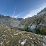 Il lago e poco sopra la vetta (la punta con l'ometto è quella a sinistra)