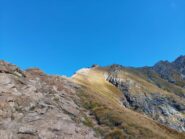 Il facile versante a sud della cresta rocciosa, ultima salita prima della vetta ormai ben visibile