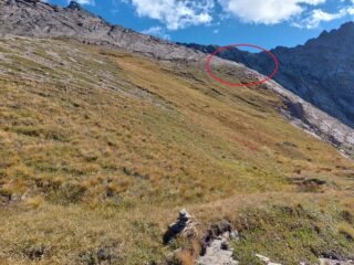 Il punto dove si attraversa la cresta rocciosa per portarsi sull'altro versante per la salita finale