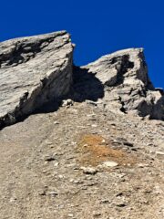 Il colatoio/canale est con relativa strettoia ombrosa tra le due pareti rocciose