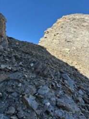 Quasi raggiunto il colletto e si inizia a mirare la cresta sud-ovest