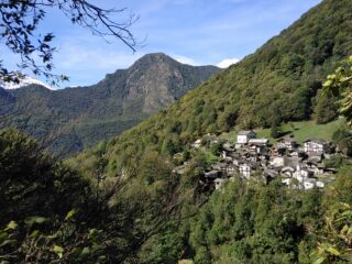 Vista su Vrù, salendo verso Blinant.