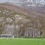 Falesia ben visibile dietro il campo sportivo