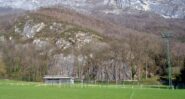 Falesia ben visibile dietro il campo sportivo