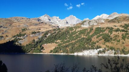Il Dent Parrachée sopra il lago della diga di Plan d'Amont