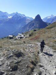 Scendendo dal Mont de La Saxe verso il Rifugio Bertone.