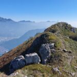 La cima del Corno Birone con, in fondo, il Resegone 