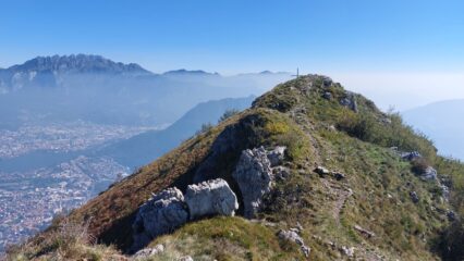 La cima del Corno Birone con, in fondo, il Resegone 