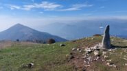 La cima del monte Rai ed, a sx, il Cornizzolo