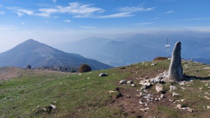 La cima del monte Rai ed, a sx, il Cornizzolo