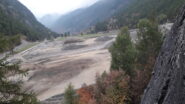la ferita causata dall'alluvione che ha cambiato il volto della valle vista dalla falesia..