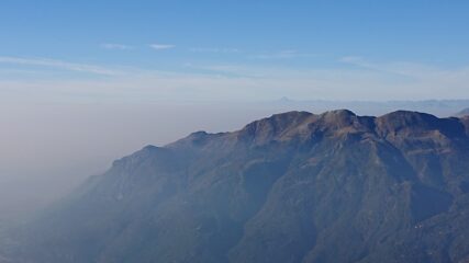 Monviso in lontananza, foschia in basso