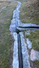 Ruscello scavato nelle pietre