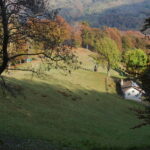 La vasta radura con le Alpi Cignerra, non toccate dal percorso
