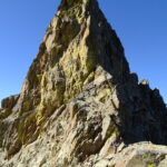 L'imponente Gendarme (si sale subito a dx della cresta tra sole e ombra)