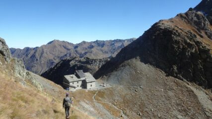 di ritorno verso l'ospizio sul sentierino lungo il tubo dell'acqua