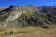 Salendo verso la parete rocciosa sotto la Cima della Brignola
