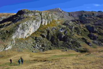 Salendo verso la parete rocciosa sotto la Cima della Brignola