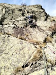 Patrizio su L5, diff. 5c+. 
È visibile il cordone che indica l'attacco della lunghezza dopo il trasferimento di 60m