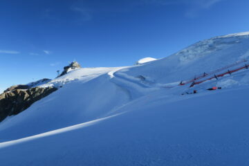 sulla destra la pista di allenamento per gli atleti che scende dalla Gobba di Rollin con sottopasso per chi arriva dal Piccolo Cervino