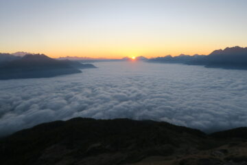 sorge il sole sul mare di nebbie