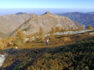 La salita dalla Punta del Lusco con in fondo il Monte Fantino 