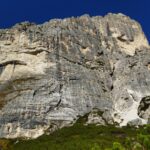 La via segue la colata nera al centro 