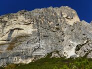 La via segue la colata nera al centro 