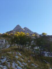 Pilastro di sinistra e pilastro centrale visti dal sentiero 