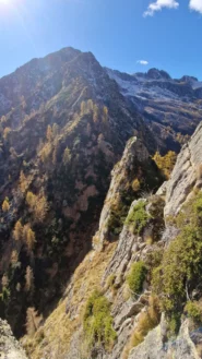 Il tratto di discesa dal versante sud della Munca e la cresta E della cima del Vallè