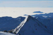 la Tresenta con alle spalle il mare di nebbie che ricopriva il Piemonte