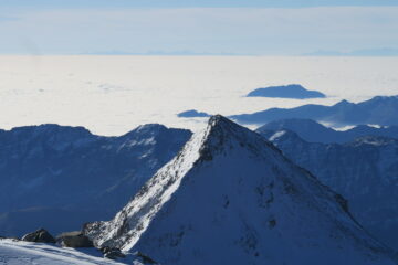 la Tresenta con alle spalle il mare di nebbie che ricopriva il Piemonte