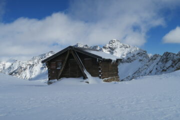 sosta panino al bivacco Penne Nere al riparo dall'aria