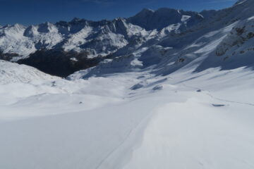 sopra il ripido canale tutto ben coperto ma purtroppo anche tante placche a vento