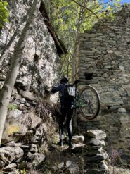 Passaggio scomodo nella borgata 