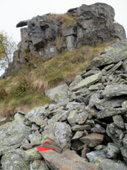 Freccia rossa sul masso e vetta