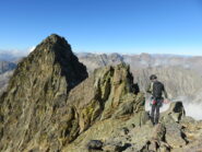 Tra le due cime dei Camosci, sullo sfondo la De Cessole