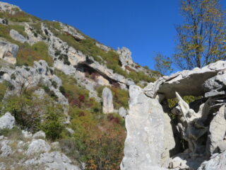 la statuetta di S. Michele Arcangelo , posizionata in un incavo roccioso sul panoramico terrazzo erboso