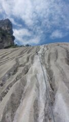 La famosa placca, stupenda.