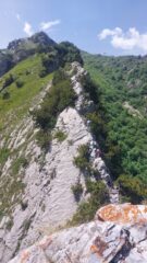 La cresta prima del tratto di sentiero che poi porta alle tirolenne