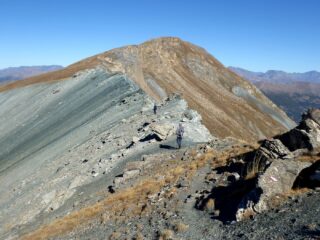 La dorsale sommitale vista da poco oltre il Colle.