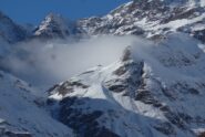 Il rifugio Tazzetti davanti alle nuvole