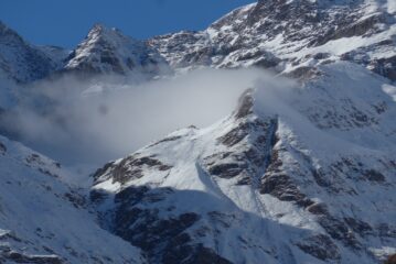 Il rifugio Tazzetti davanti alle nuvole