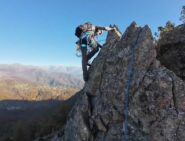 Un bel tratto di cresta esposta e affilata. Roccia bellissima.