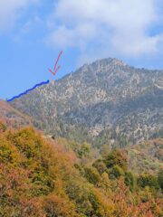 Il torrione su cui siamo saliti, visto da lontano. E' chiaramente separato dal resto della montagna..